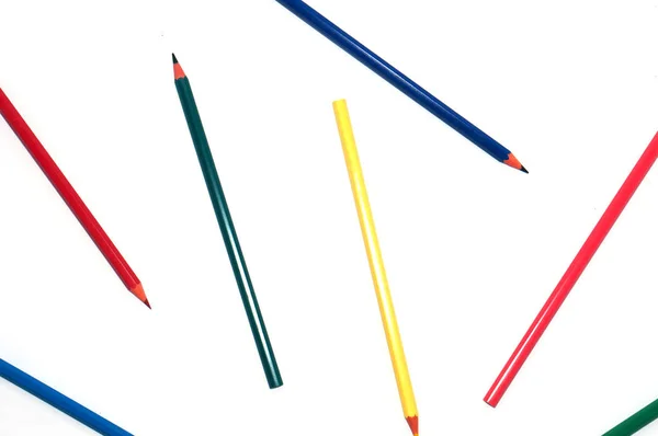 Цветные карандаши, разбросанные по белому виду сверху. Может быть использована в концепции образования, школы, обучения . — стоковое фото