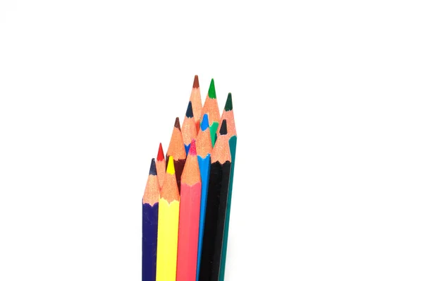 Σωρός από χρωματιστά μολύβια που απομονώνονται σε λευκό φόντο αντίγραφο χώρου για το κείμενο. Ευτυχισμένη καλλιτεχνική εκπαίδευση για τα παιδιά. — Φωτογραφία Αρχείου