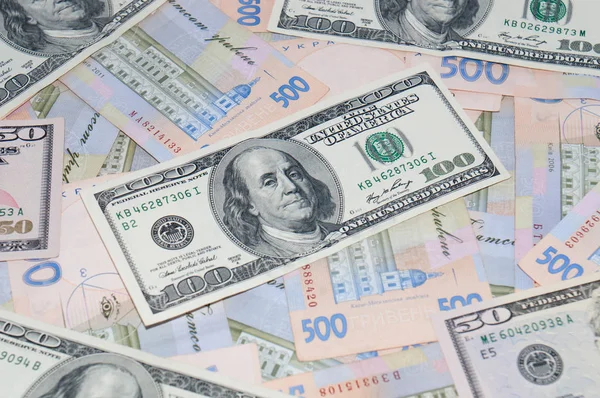 Para, dolar ve Grivnası, yakın çekim, üst görünüm. Dolar ve Grivnası kavramı, finans, bankalar.