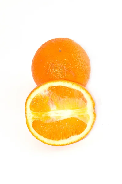 Orange sur fond blanc avec espace de copie. Fruits exotiques juteux, isoler — Photo