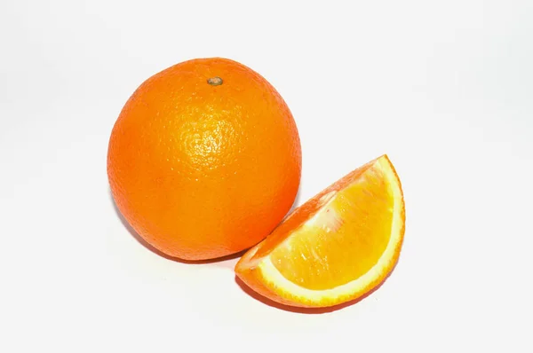 Naranja sobre fondo blanco con espacio para copiar. Fruta exótica jugosa, aislar —  Fotos de Stock