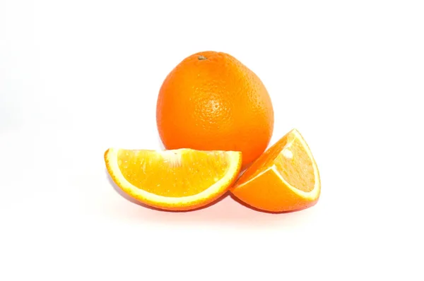 Naranja sobre fondo blanco con espacio para copiar. Fruta exótica jugosa, aislar —  Fotos de Stock