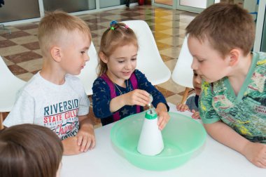 Ukrayna, Chernigov, Svitoglyad coworking center, May 25, 2019: Okul öncesi çocuklar için bir master class, bilim ilginç. Öğretmeni olan çocuklar deneyler ilerler