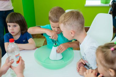 Ukrayna, Chernigov, Svitoglyad coworking center, May 25, 2019: Okul öncesi çocuklar için bir master class, bilim ilginç. Öğretmeni olan çocuklar deneyler ilerler