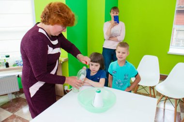 Ukrayna, Chernigov, Svitoglyad coworking center, May 25, 2019: Okul öncesi çocuklar için bir master class, bilim ilginç. Öğretmeni olan çocuklar deneyler ilerler