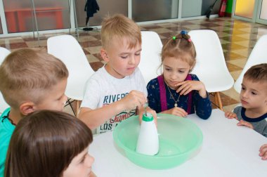 Ukrayna, Chernigov, Svitoglyad coworking center, May 25, 2019: Okul öncesi çocuklar için bir master class, bilim ilginç. Öğretmeni olan çocuklar deneyler ilerler