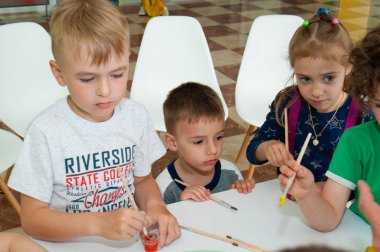 Ukrayna, Chernigov, Svitoglyad coworking center, May 25, 2019: Okul öncesi çocuklar için bir master class, bilim ilginç. Öğretmeni olan çocuklar deneyler ilerler