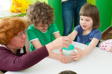 Ukrayna, Chernigov, Svitoglyad coworking center, May 25, 2019: Okul öncesi çocuklar için bir master class, bilim ilginç. Öğretmeni olan çocuklar deneyler ilerler