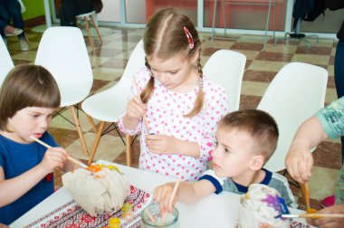 Ukrayna, Chernigov, Svitoglyad coworking center, May 25, 2019: Okul öncesi çocuklar için bir master class, bilim ilginç. Öğretmeni olan çocuklar deneyler ilerler