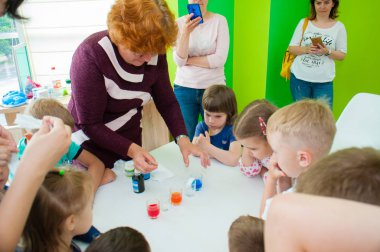 Ukrayna, Chernigov, Svitoglyad coworking center, May 25, 2019: Okul öncesi çocuklar için bir master class, bilim ilginç. Öğretmeni olan çocuklar deneyler ilerler