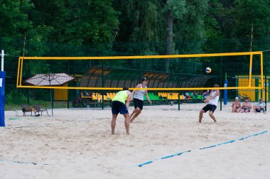 Ukrayna, Chernigov, 9 Haziran 2019: Şehrin Plaj Voleybolu Şampiyonası. Güzel genç spor güçlü erkekler şehir plajında voleybol oynamak, yaz aylarında, güneşli sıcak havalarda.