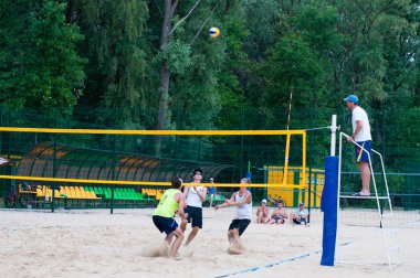Ukrayna, Chernigov, 9 Haziran 2019: Şehrin Plaj Voleybolu Şampiyonası. Güzel genç spor güçlü erkekler şehir plajında voleybol oynamak, yaz aylarında, güneşli sıcak havalarda.