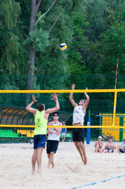 Ukrayna, Chernigov, 9 Haziran 2019: Şehrin Plaj Voleybolu Şampiyonası. Güzel genç spor güçlü erkekler şehir plajında voleybol oynamak, yaz aylarında, güneşli sıcak havalarda.