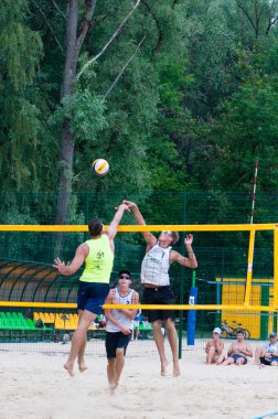 Ukrayna, Chernigov, 9 Haziran 2019: Şehrin Plaj Voleybolu Şampiyonası. Güzel genç spor güçlü erkekler şehir plajında voleybol oynamak, yaz aylarında, güneşli sıcak havalarda.