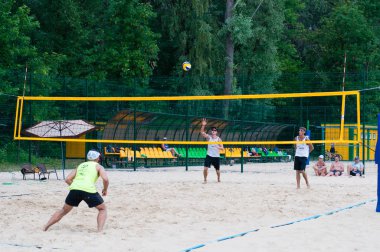 Ukrayna, Chernigov, 9 Haziran 2019: Şehrin Plaj Voleybolu Şampiyonası. Güzel genç spor güçlü erkekler şehir plajında voleybol oynamak, yaz aylarında, güneşli sıcak havalarda.