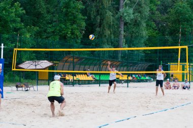Ukrayna, Chernigov, 9 Haziran 2019: Şehrin Plaj Voleybolu Şampiyonası. Güzel genç spor güçlü erkekler şehir plajında voleybol oynamak, yaz aylarında, güneşli sıcak havalarda.