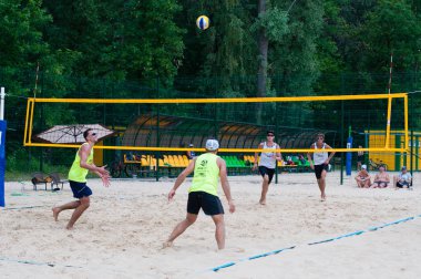 Ukrayna, Chernigov, 9 Haziran 2019: Şehrin Plaj Voleybolu Şampiyonası. Güzel genç spor güçlü erkekler şehir plajında voleybol oynamak, yaz aylarında, güneşli sıcak havalarda.