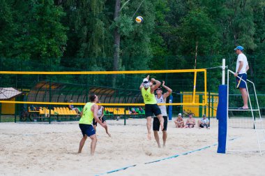 Ukrayna, Chernigov, 9 Haziran 2019: Şehrin Plaj Voleybolu Şampiyonası. Güzel genç spor güçlü erkekler şehir plajında voleybol oynamak, yaz aylarında, güneşli sıcak havalarda.