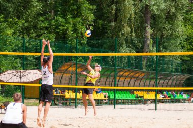 Ukrayna, Chernigov, 9 Haziran 2019: Şehrin Plaj Voleybolu Şampiyonası. Güzel genç spor güçlü erkekler şehir plajında voleybol oynamak, yaz aylarında, güneşli sıcak havalarda.