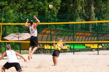 Ukrayna, Chernigov, 9 Haziran 2019: Şehrin Plaj Voleybolu Şampiyonası. Güzel genç spor güçlü erkekler şehir plajında voleybol oynamak, yaz aylarında, güneşli sıcak havalarda.