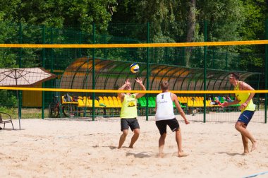 Ukrayna, Chernigov, 9 Haziran 2019: Şehrin Plaj Voleybolu Şampiyonası. Güzel genç spor güçlü erkekler şehir plajında voleybol oynamak, yaz aylarında, güneşli sıcak havalarda.