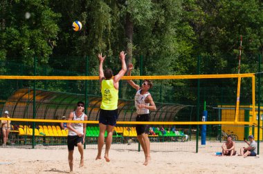 Ukrayna, Chernigov, 9 Haziran 2019: Şehrin Plaj Voleybolu Şampiyonası. Güzel genç spor güçlü erkekler şehir plajında voleybol oynamak, yaz aylarında, güneşli sıcak havalarda.