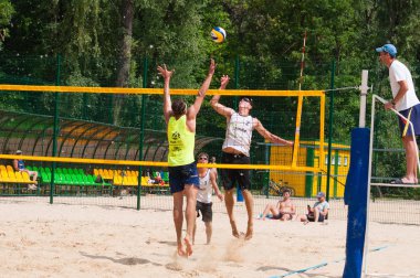 Ukrayna, Chernigov, 9 Haziran 2019: Şehrin Plaj Voleybolu Şampiyonası. Güzel genç spor güçlü erkekler şehir plajında voleybol oynamak, yaz aylarında, güneşli sıcak havalarda.