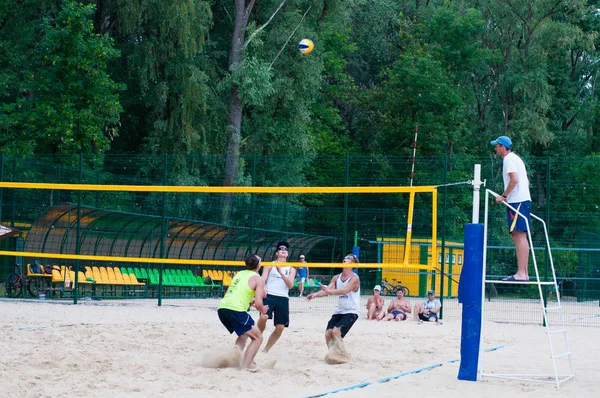 Ucrânia, Chernigov, 9 de junho de 2019: Campeonato de Voleibol de Praia da cidade. Belos jovens esportes homens fortes jogar vôlei na praia da cidade, no verão, em tempo quente ensolarado . — Fotografia de Stock
