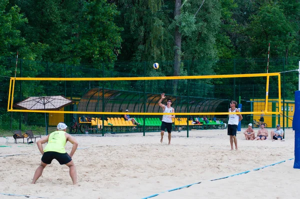 Ucrânia, Chernigov, 9 de junho de 2019: Campeonato de Voleibol de Praia da cidade. Belos jovens esportes homens fortes jogar vôlei na praia da cidade, no verão, em tempo quente ensolarado . — Fotografia de Stock