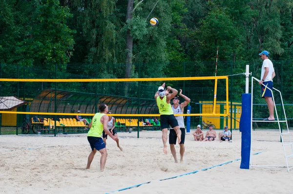 Ukrayna, Chernigov, 9 Haziran 2019: Şehrin Plaj Voleybolu Şampiyonası. Güzel genç spor güçlü erkekler şehir plajında voleybol oynamak, yaz aylarında, güneşli sıcak havalarda.