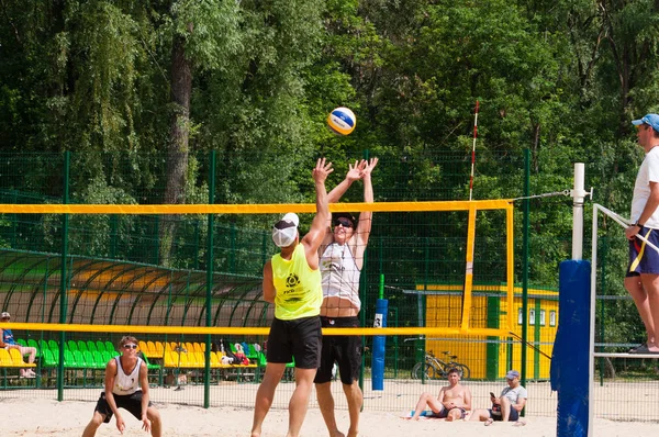 Ukrayna, Chernigov, 9 Haziran 2019: Şehrin Plaj Voleybolu Şampiyonası. Güzel genç spor güçlü erkekler şehir plajında voleybol oynamak, yaz aylarında, güneşli sıcak havalarda.