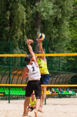 Ukrayna, Chernigov, 9 Haziran 2019: Şehrin Plaj Voleybolu Şampiyonası. Güzel genç spor güçlü erkekler şehir plajında voleybol oynamak, yaz aylarında, güneşli sıcak havalarda.