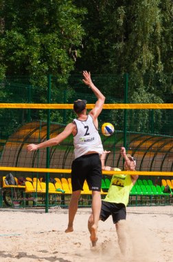 Ukrayna, Chernigov, 9 Haziran 2019: Şehrin Plaj Voleybolu Şampiyonası. Güzel genç spor güçlü erkekler şehir plajında voleybol oynamak, yaz aylarında, güneşli sıcak havalarda.