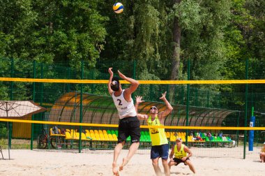 Ukrayna, Chernigov, 9 Haziran 2019: Şehrin Plaj Voleybolu Şampiyonası. Güzel genç spor güçlü erkekler şehir plajında voleybol oynamak, yaz aylarında, güneşli sıcak havalarda.