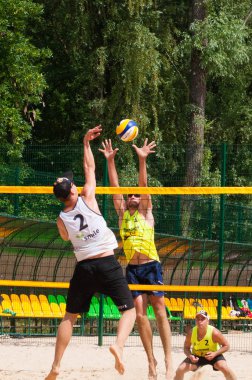 Ukrayna, Chernigov, 9 Haziran 2019: Şehrin Plaj Voleybolu Şampiyonası. Güzel genç spor güçlü erkekler şehir plajında voleybol oynamak, yaz aylarında, güneşli sıcak havalarda.