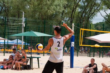 Ukrayna, Chernigov, 9 Haziran 2019: Şehrin Plaj Voleybolu Şampiyonası. Güzel genç spor güçlü erkekler şehir plajında voleybol oynamak, yaz aylarında, güneşli sıcak havalarda.