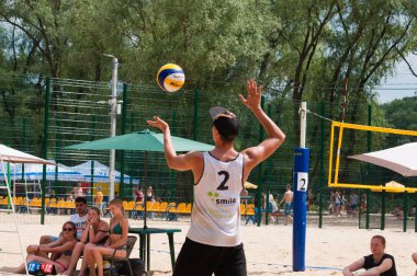 Ukrayna, Chernigov, 9 Haziran 2019: Şehrin Plaj Voleybolu Şampiyonası. Güzel genç spor güçlü erkekler şehir plajında voleybol oynamak, yaz aylarında, güneşli sıcak havalarda.