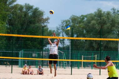 Ukrayna, Chernigov, 9 Haziran 2019: Şehrin Plaj Voleybolu Şampiyonası. Güzel genç spor güçlü erkekler şehir plajında voleybol oynamak, yaz aylarında, güneşli sıcak havalarda.