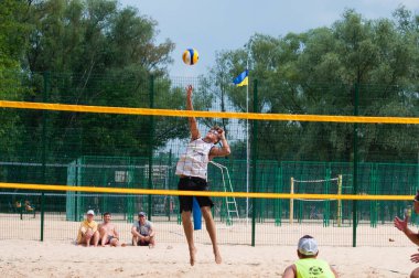 Ukrayna, Chernigov, 9 Haziran 2019: Şehrin Plaj Voleybolu Şampiyonası. Güzel genç spor güçlü erkekler şehir plajında voleybol oynamak, yaz aylarında, güneşli sıcak havalarda.