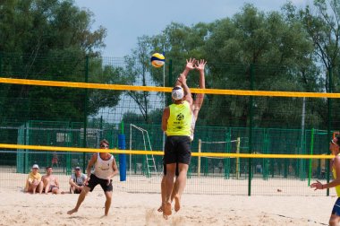 Ukrayna, Chernigov, 9 Haziran 2019: Şehrin Plaj Voleybolu Şampiyonası. Güzel genç spor güçlü erkekler şehir plajında voleybol oynamak, yaz aylarında, güneşli sıcak havalarda.