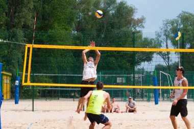 Ukrayna, Chernigov, 9 Haziran 2019: Şehrin Plaj Voleybolu Şampiyonası. Güzel genç spor güçlü erkekler şehir plajında voleybol oynamak, yaz aylarında, güneşli sıcak havalarda.