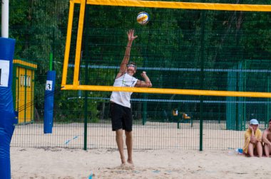 Ukrayna, Chernigov, 9 Haziran 2019: Şehrin Plaj Voleybolu Şampiyonası. Güzel genç spor güçlü erkekler şehir plajında voleybol oynamak, yaz aylarında, güneşli sıcak havalarda.