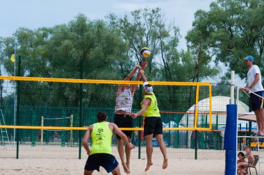 Ukrayna, Chernigov, 9 Haziran 2019: Şehrin Plaj Voleybolu Şampiyonası. Güzel genç spor güçlü erkekler şehir plajında voleybol oynamak, yaz aylarında, güneşli sıcak havalarda.