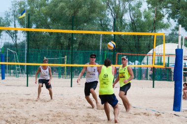 Ukrayna, Chernigov, 9 Haziran 2019: Şehrin Plaj Voleybolu Şampiyonası. Güzel genç spor güçlü erkekler şehir plajında voleybol oynamak, yaz aylarında, güneşli sıcak havalarda.