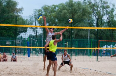 Ukrayna, Chernigov, 9 Haziran 2019: Şehrin Plaj Voleybolu Şampiyonası. Güzel genç spor güçlü erkekler şehir plajında voleybol oynamak, yaz aylarında, güneşli sıcak havalarda.