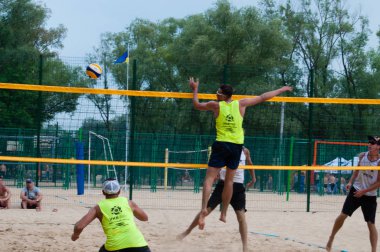 Ukrayna, Chernigov, 9 Haziran 2019: Şehrin Plaj Voleybolu Şampiyonası. Güzel genç spor güçlü erkekler şehir plajında voleybol oynamak, yaz aylarında, güneşli sıcak havalarda.