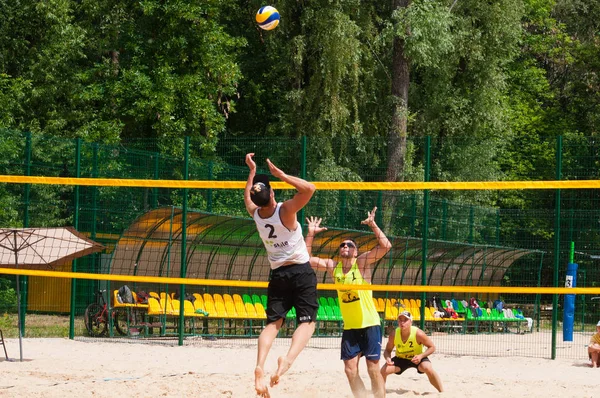 Ukrayna, Chernigov, 9 Haziran 2019: Şehrin Plaj Voleybolu Şampiyonası. Güzel genç spor güçlü erkekler şehir plajında voleybol oynamak, yaz aylarında, güneşli sıcak havalarda.