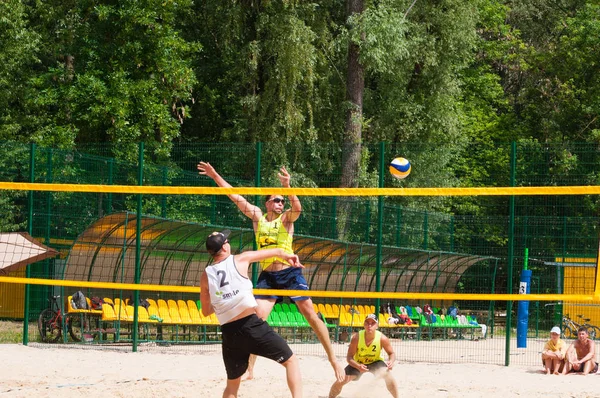 Ukrayna, Chernigov, 9 Haziran 2019: Şehrin Plaj Voleybolu Şampiyonası. Güzel genç spor güçlü erkekler şehir plajında voleybol oynamak, yaz aylarında, güneşli sıcak havalarda.