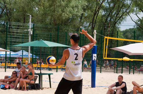Ukrayna, Chernigov, 9 Haziran 2019: Şehrin Plaj Voleybolu Şampiyonası. Güzel genç spor güçlü erkekler şehir plajında voleybol oynamak, yaz aylarında, güneşli sıcak havalarda.