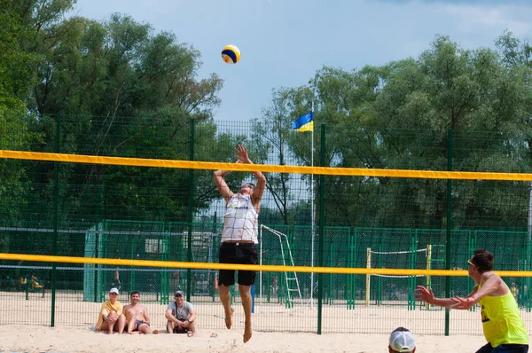 Ukrayna, Chernigov, 9 Haziran 2019: Şehrin Plaj Voleybolu Şampiyonası. Güzel genç spor güçlü erkekler şehir plajında voleybol oynamak, yaz aylarında, güneşli sıcak havalarda.